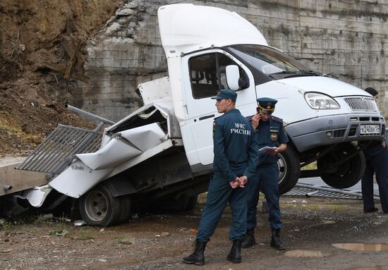 В Красноярске стена рухнула на припаркованные машины