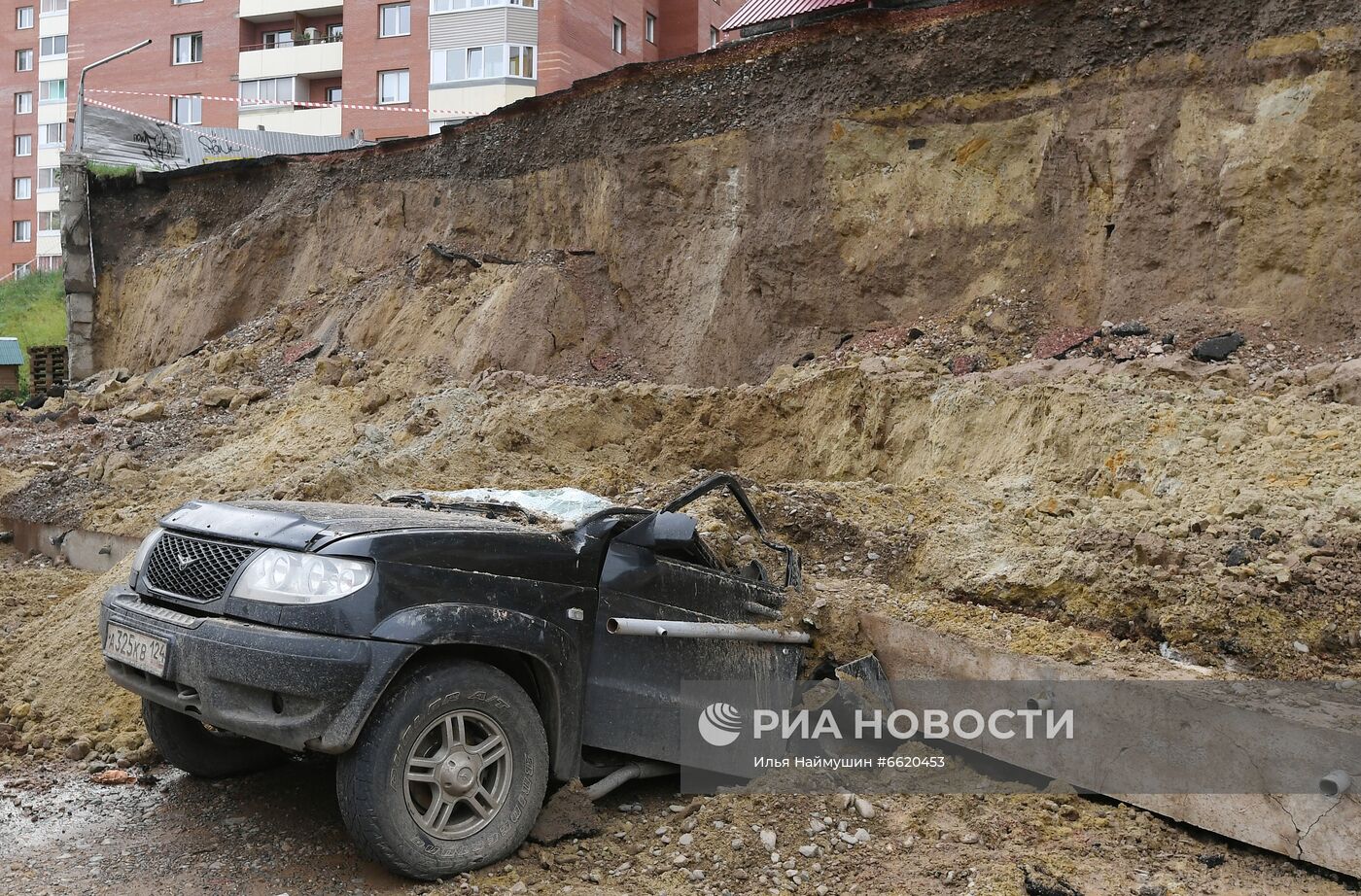 В Красноярске стена рухнула на припаркованные машины | РИА Новости Медиабанк