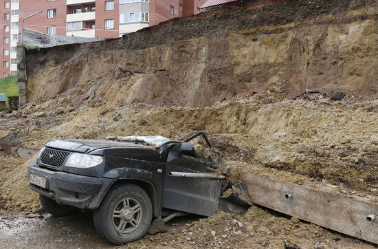 В Красноярске стена рухнула на припаркованные машины