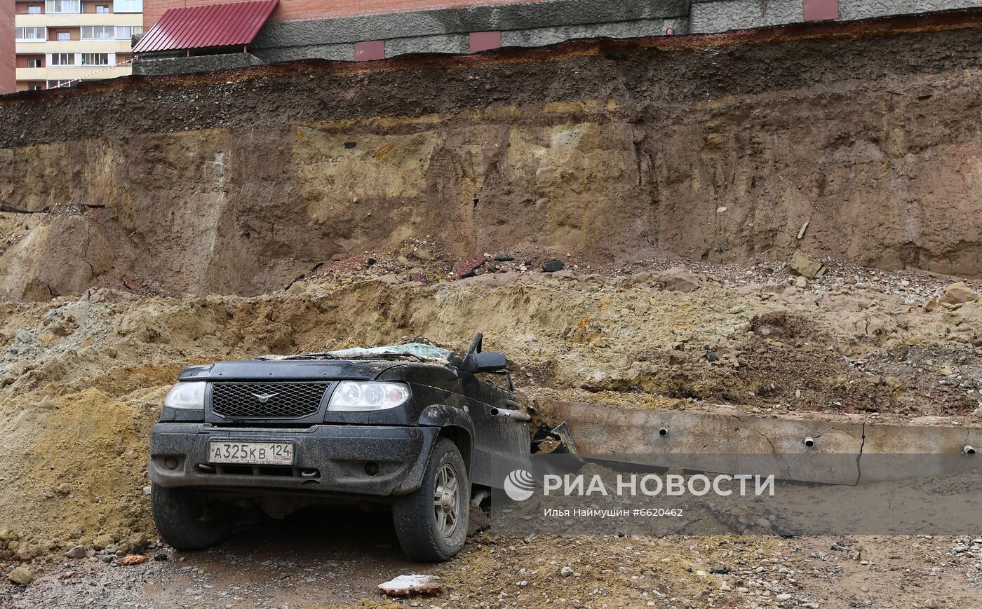 В Красноярске стена рухнула на припаркованные машины