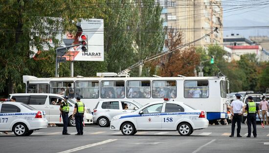 В Бишкеке милиция оцепила здание ЦУМа из-за возможного минирования