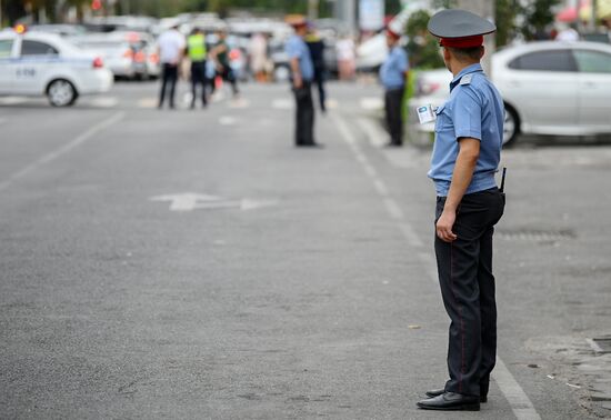В Бишкеке милиция оцепила здание ЦУМа из-за возможного минирования