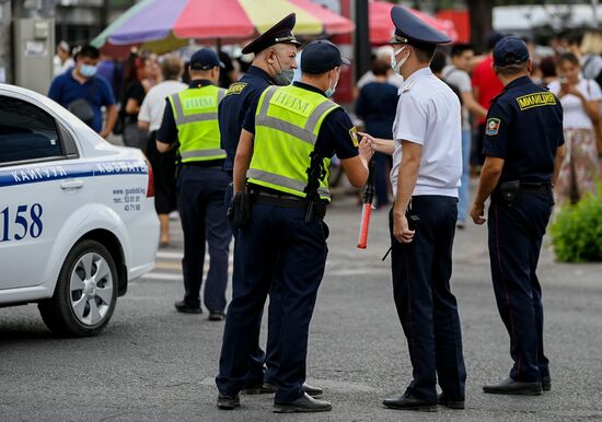 В Бишкеке милиция оцепила здание ЦУМа из-за возможного минирования