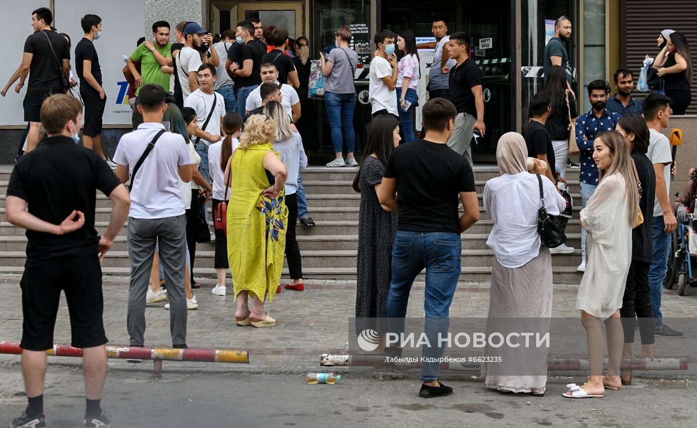 В Бишкеке милиция оцепила здание ЦУМа из-за возможного минирования
