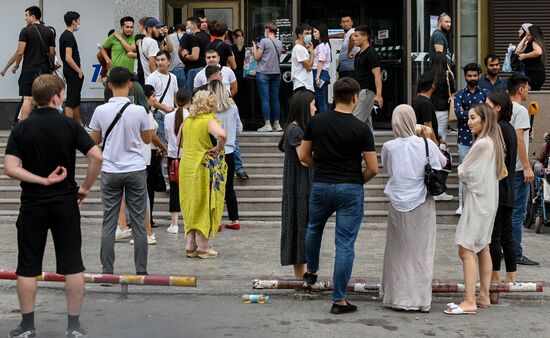 В Бишкеке милиция оцепила здание ЦУМа из-за возможного минирования