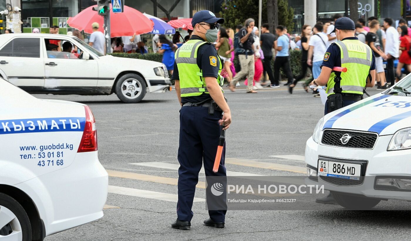 В Бишкеке милиция оцепила здание ЦУМа из-за возможного минирования
