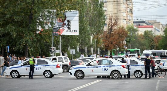В Бишкеке милиция оцепила здание ЦУМа из-за возможного минирования