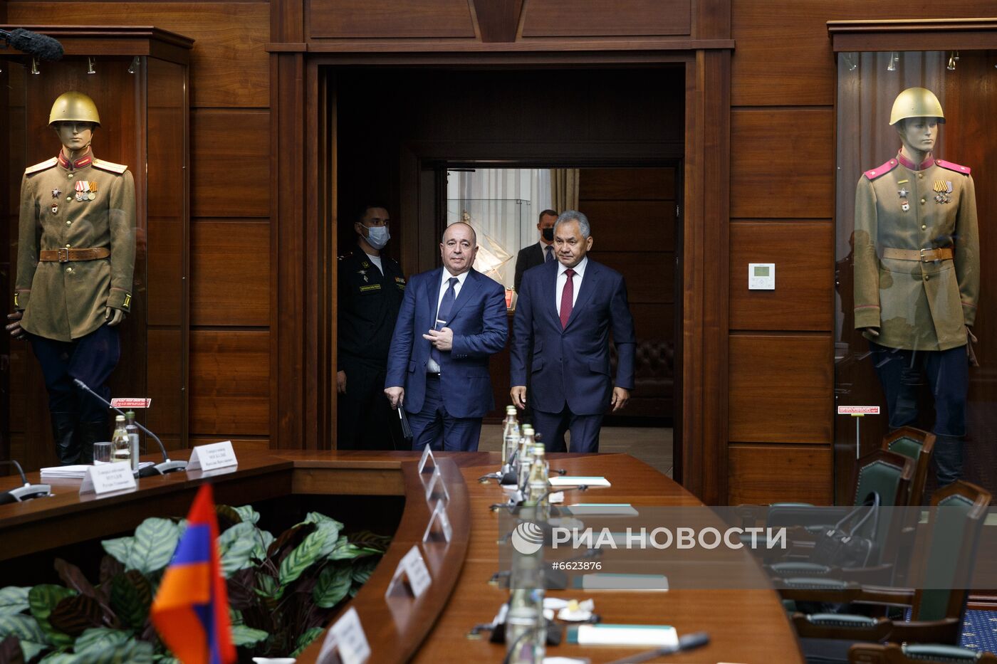 Встреча глав Минобороны РФ и Армении С. Шойгу и А. Карапетяна
