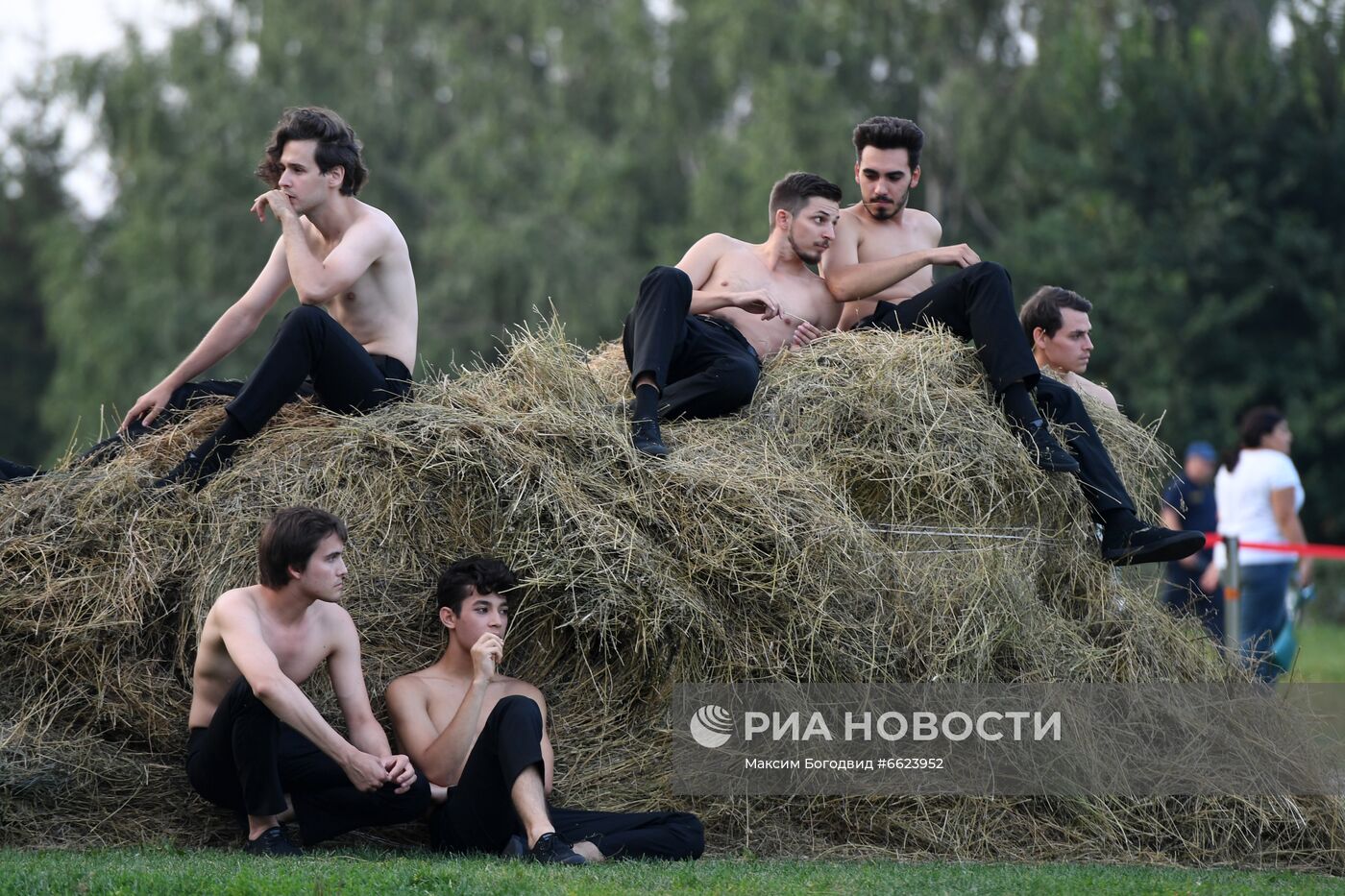 Спектакль под открытым небом "О чем поют деревья" в Казани