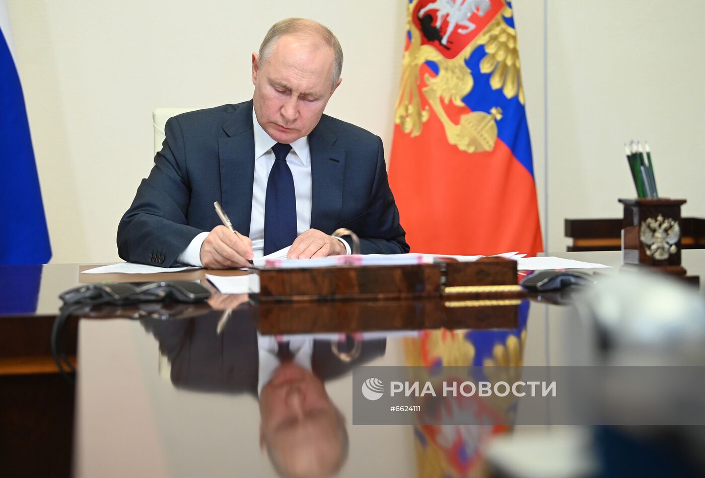 Президент РФ В. Путин провел встречу с врио главы Тывы В. Ховалыгом