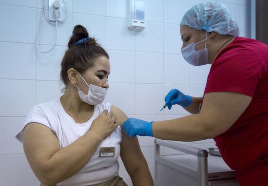 Начало вакцинации иностранцев от covid-19 в Санкт-Петербурге