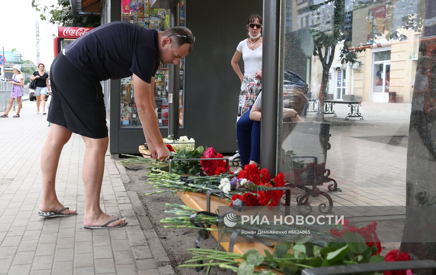 Цветы у места взрыва автобуса в Воронеже