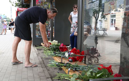 Цветы у места взрыва автобуса в Воронеже