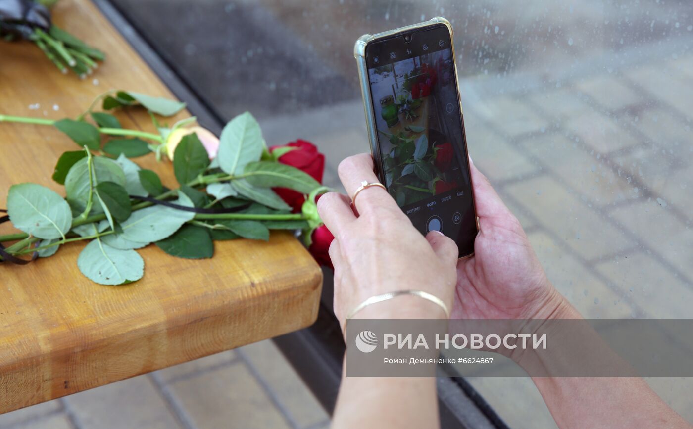 Цветы у места взрыва автобуса в Воронеже