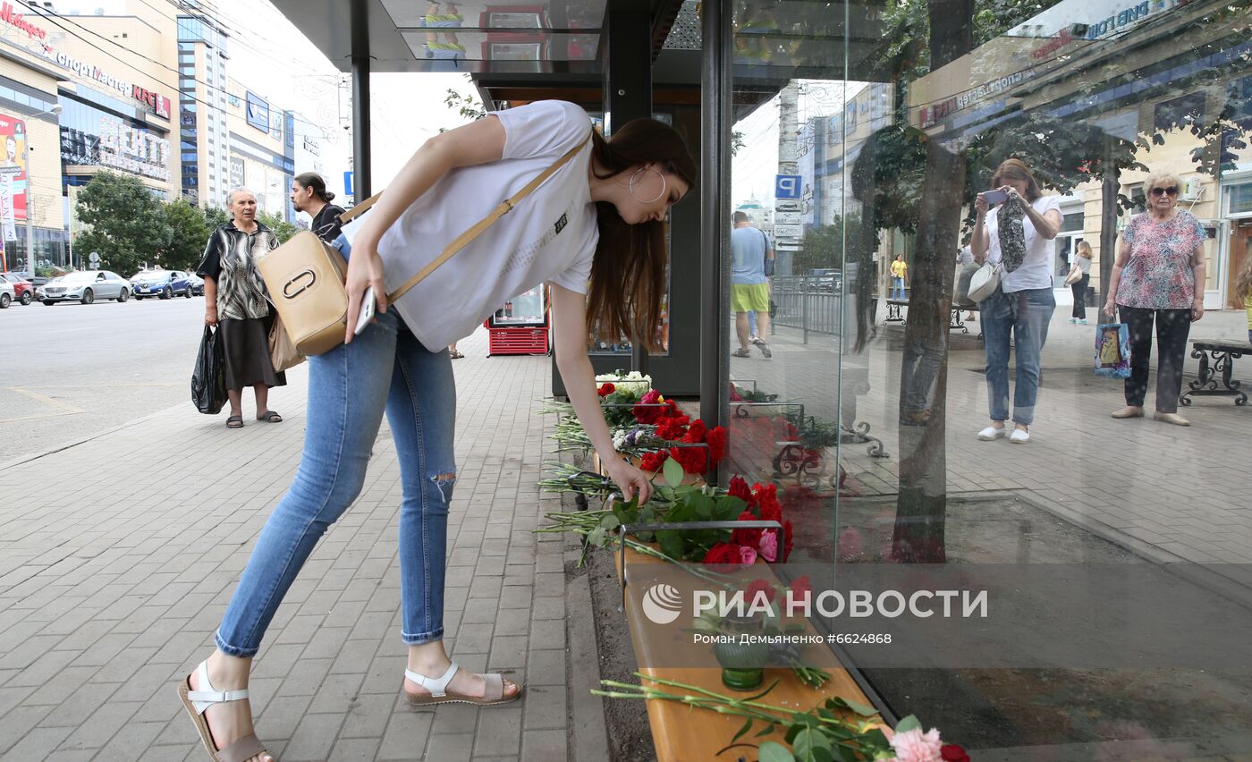 Цветы у места взрыва автобуса в Воронеже