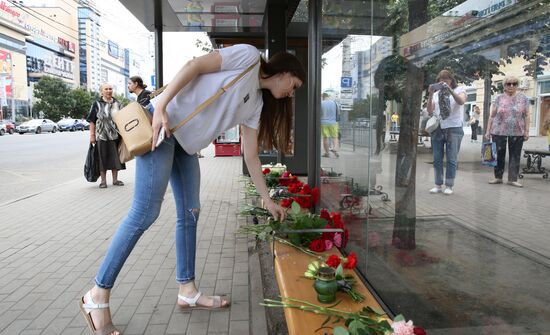 Цветы у места взрыва автобуса в Воронеже