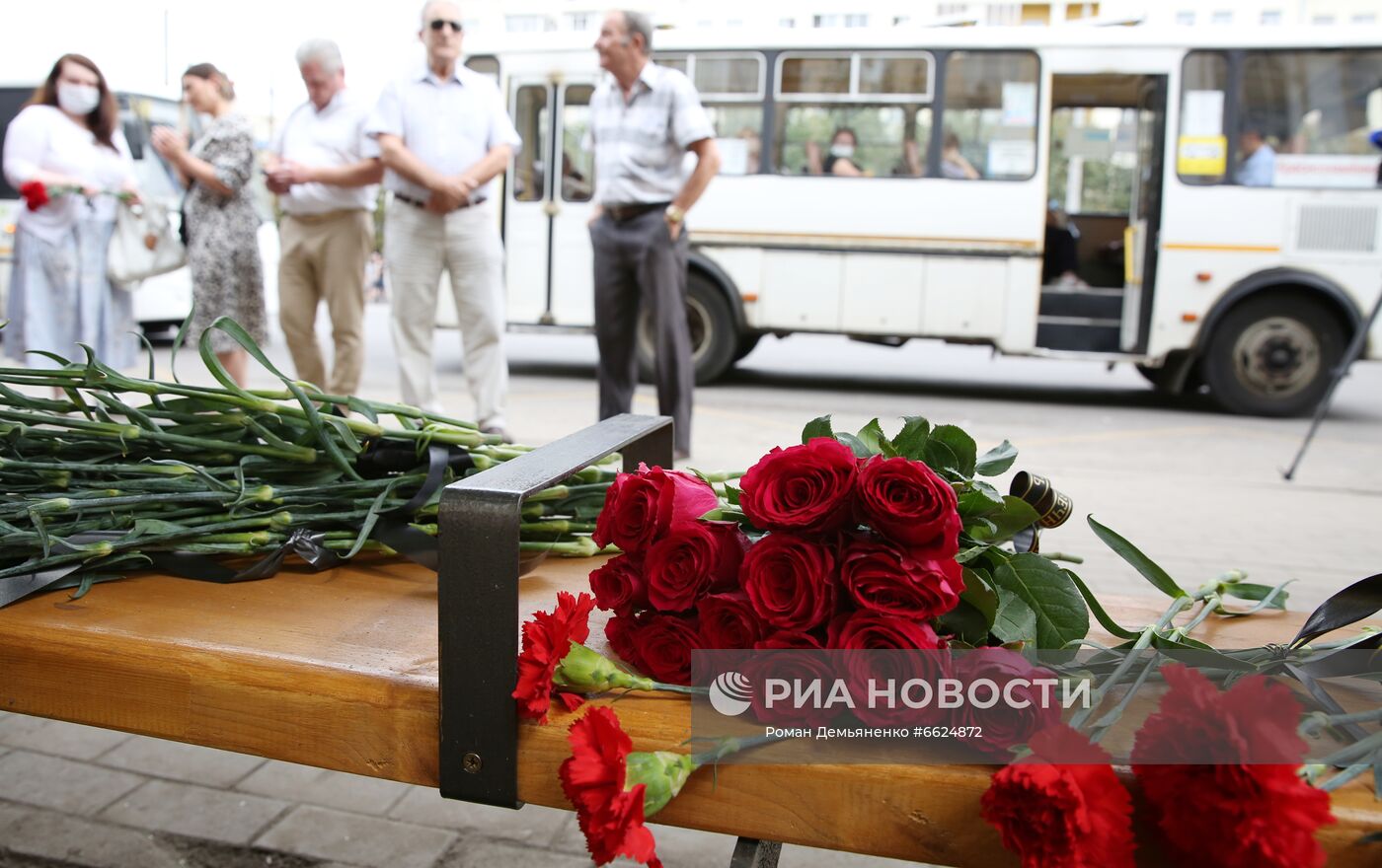 Цветы у места взрыва автобуса в Воронеже