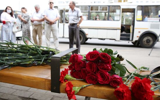 Цветы у места взрыва автобуса в Воронеже