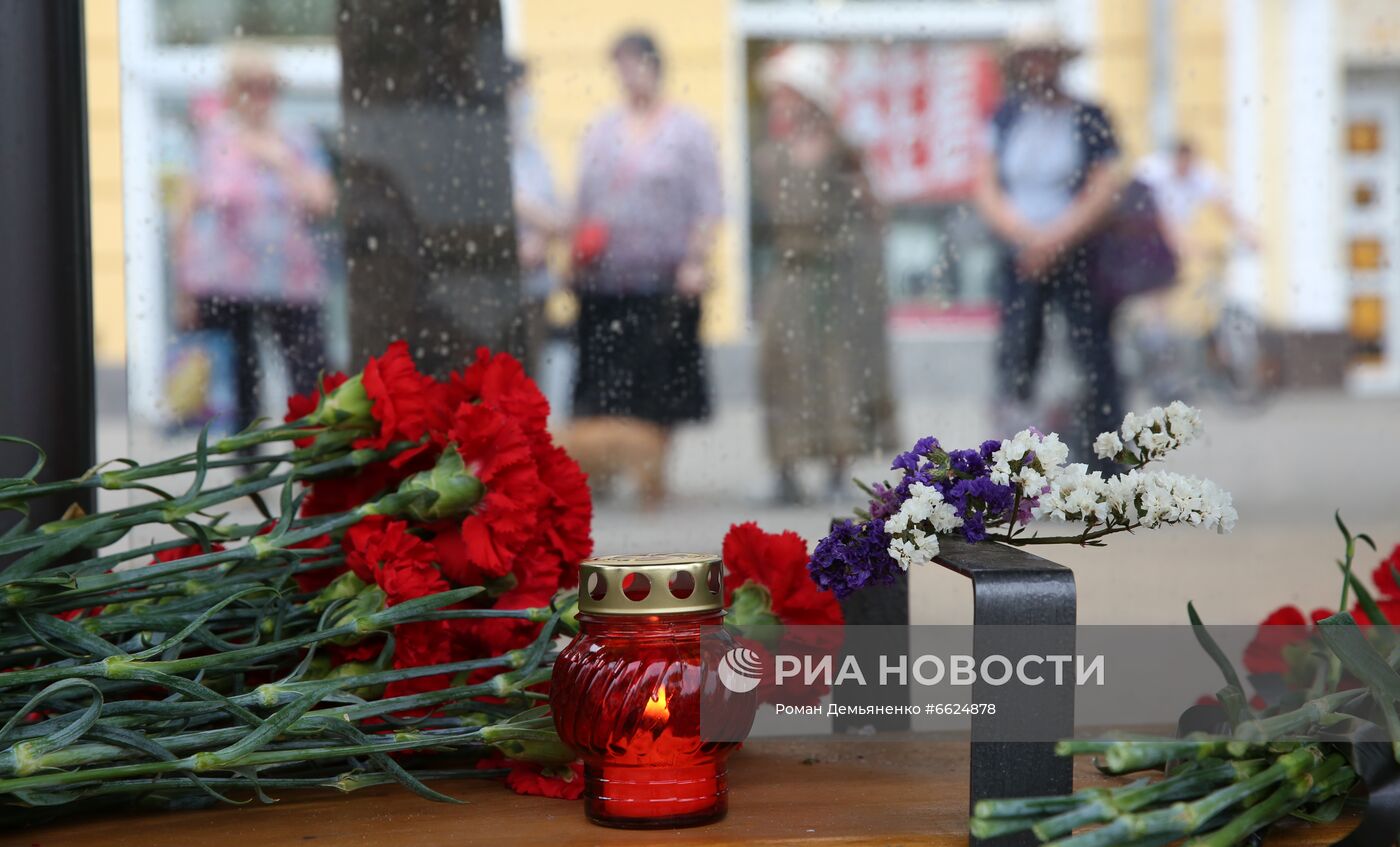 Цветы у места взрыва автобуса в Воронеже