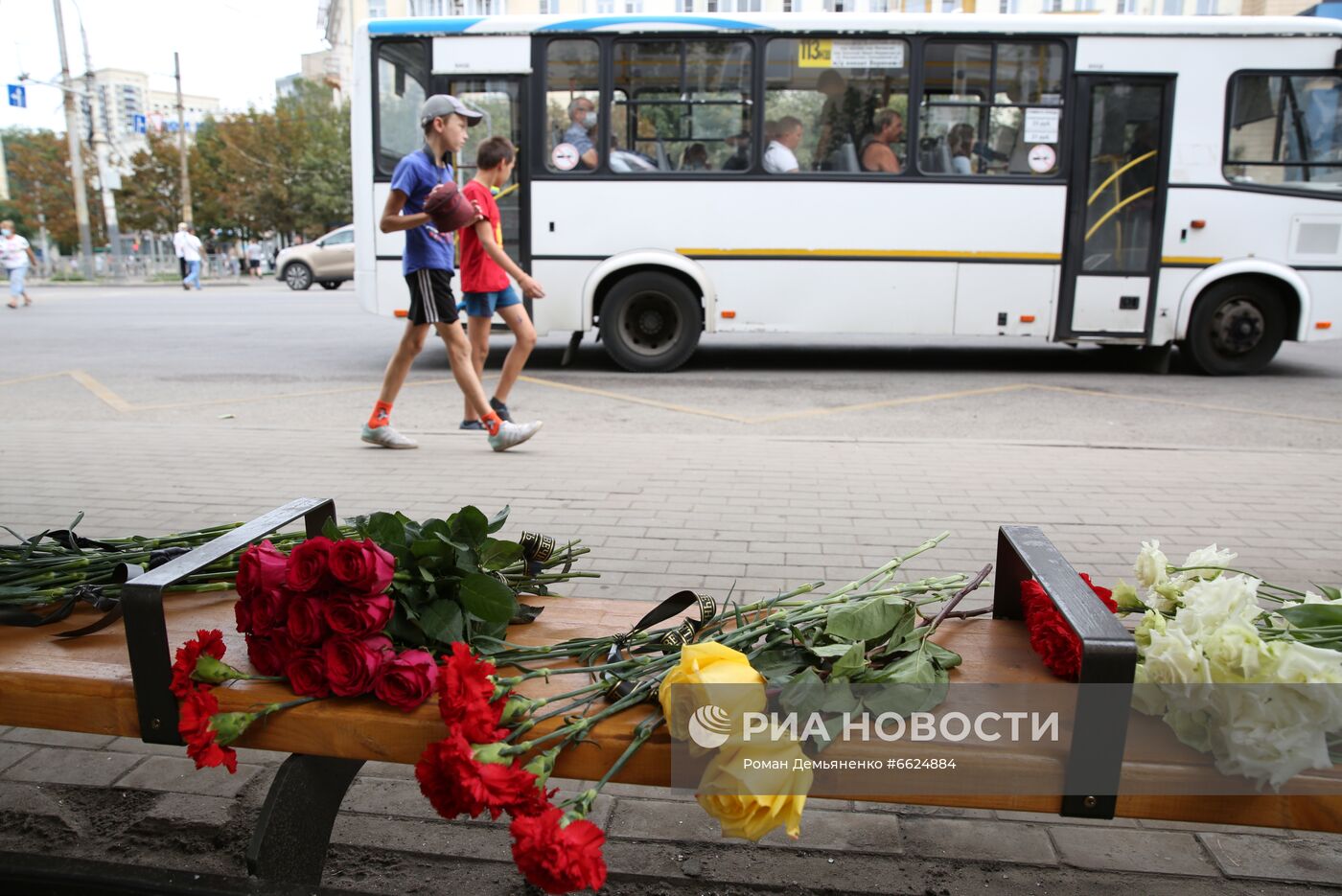 Цветы у места взрыва автобуса в Воронеже