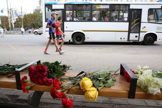 Цветы у места взрыва автобуса в Воронеже