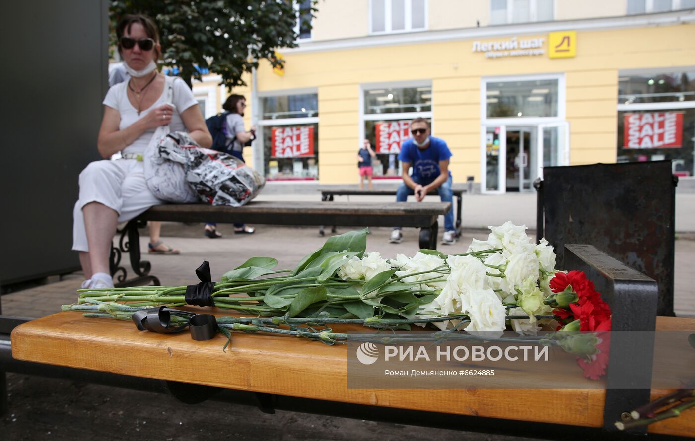 Цветы у места взрыва автобуса в Воронеже