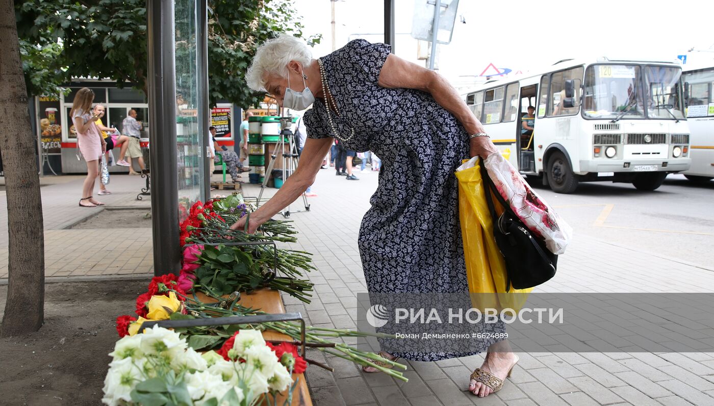 Цветы у места взрыва автобуса в Воронеже