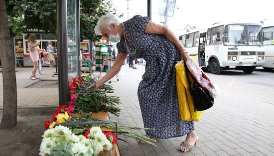 Цветы у места взрыва автобуса в Воронеже