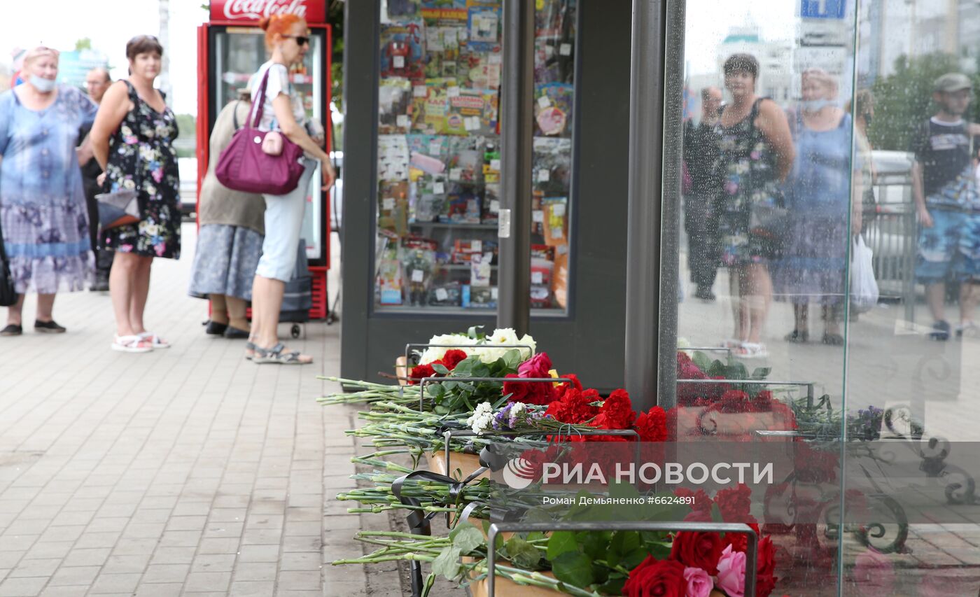 Цветы у места взрыва автобуса в Воронеже