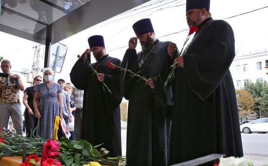 Цветы у места взрыва автобуса в Воронеже