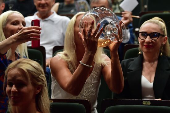 Сбор труппы в театре "У Никитских ворот"