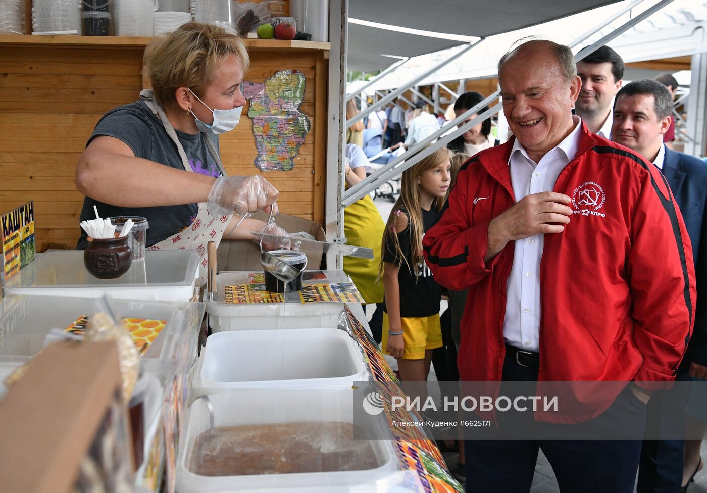 Г. Зюганов посетил ярмарку меда в музее-заповеднике "Коломенское"