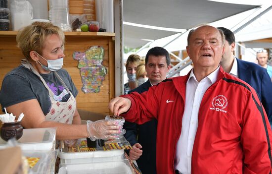 Г. Зюганов посетил ярмарку меда в музее-заповеднике "Коломенское"