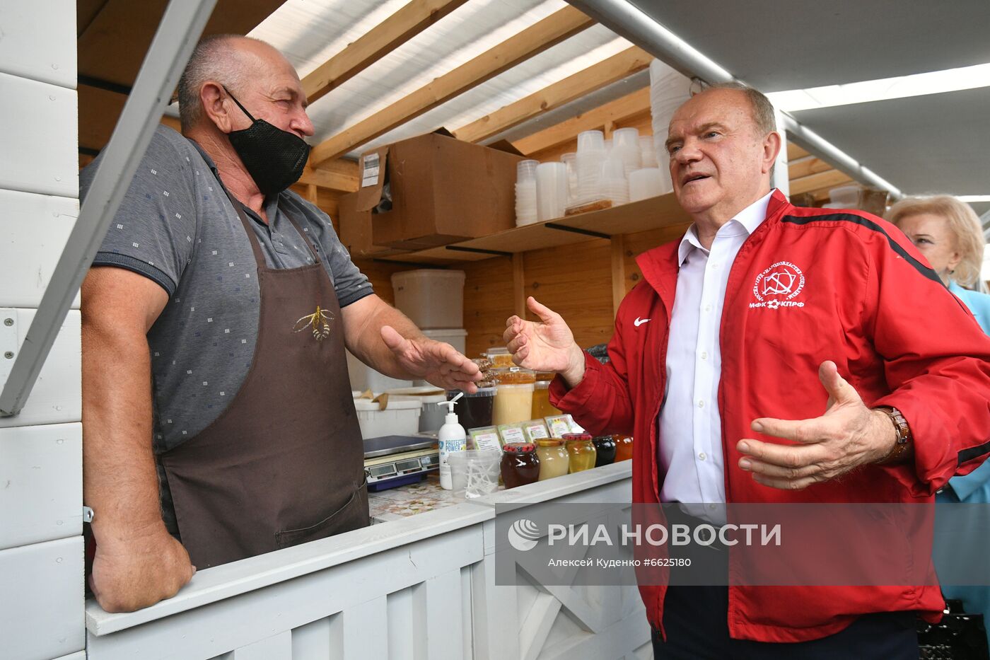 Г. Зюганов посетил ярмарку меда в музее-заповеднике "Коломенское"