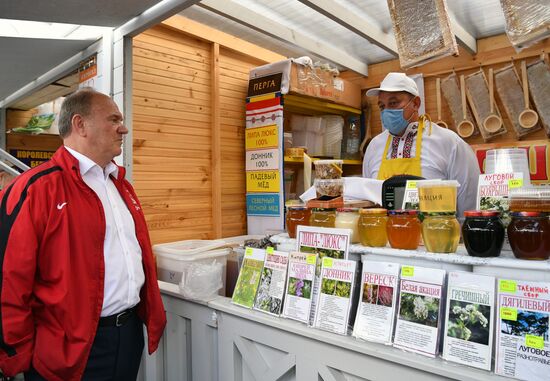 Г. Зюганов посетил ярмарку меда в музее-заповеднике "Коломенское"