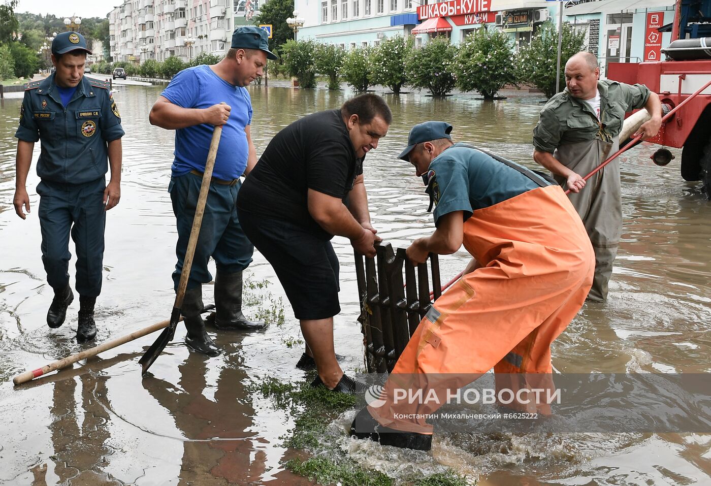 Ликвидация последствий подтоплений после сильного ливня в Керчи