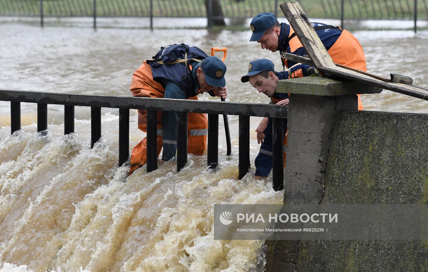 Ликвидация последствий подтоплений после сильного ливня в Керчи