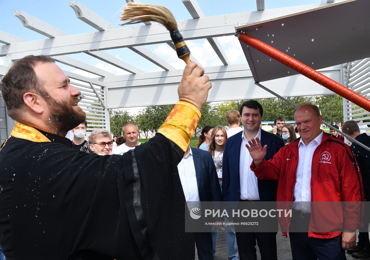 Г. Зюганов посетил ярмарку меда в музее-заповеднике "Коломенское"