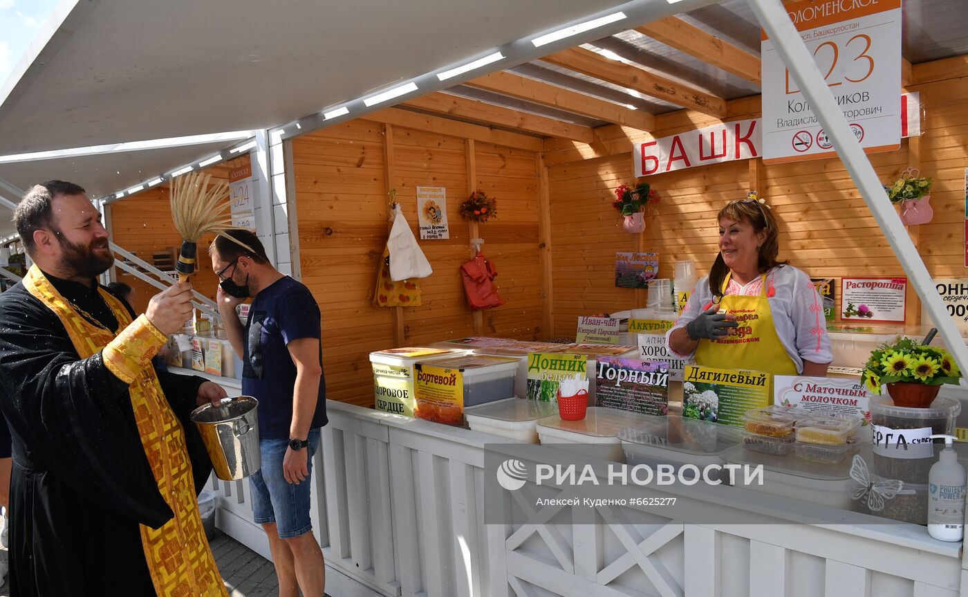 Г. Зюганов посетил ярмарку меда в музее-заповеднике "Коломенское"