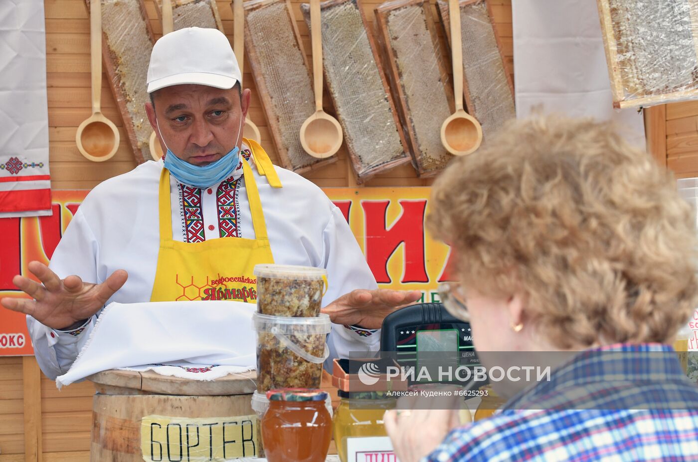 Г. Зюганов посетил ярмарку меда в музее-заповеднике "Коломенское"