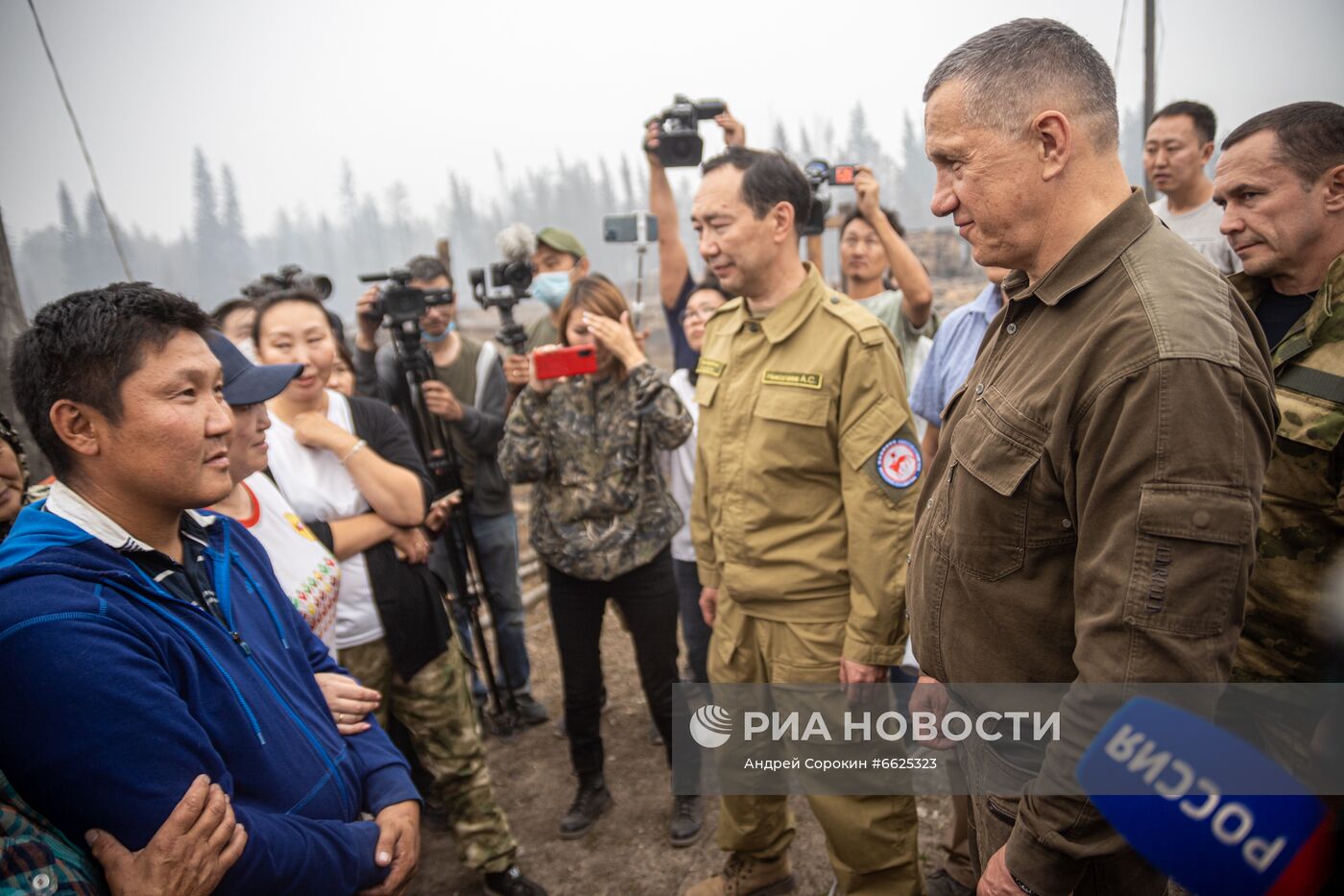 Ю. Трутнев посетил пострадавшее от пожаров село Бясь-Кюель в Якутии