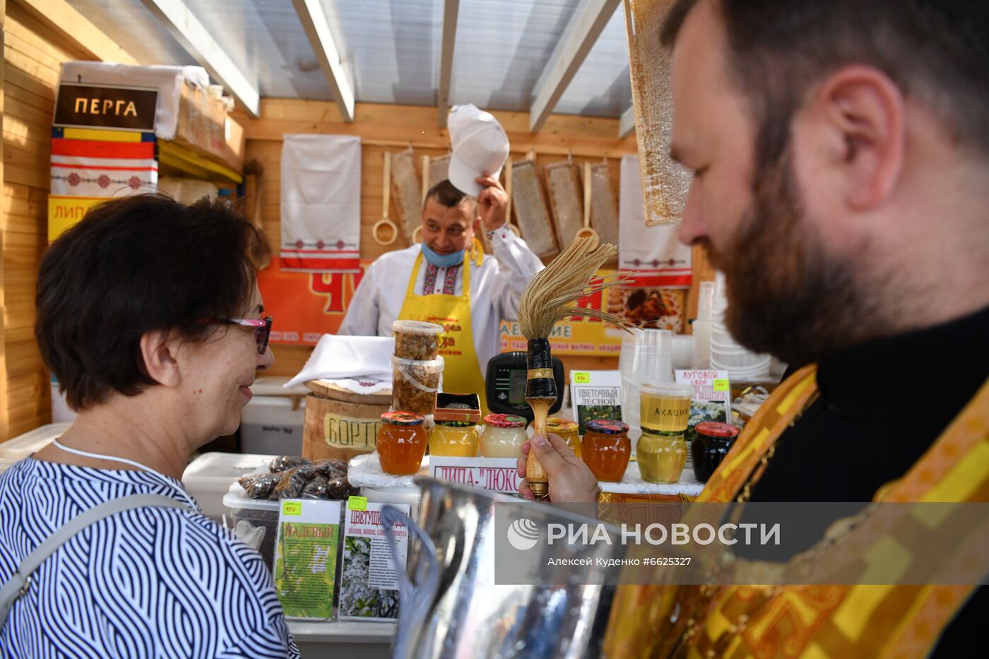 Г. Зюганов посетил ярмарку меда в музее-заповеднике "Коломенское"