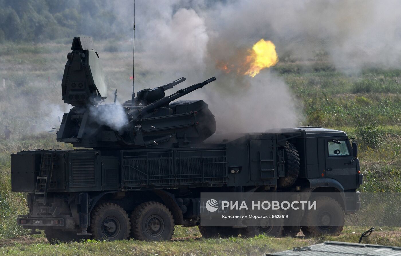 Генеральная репетиция динамического показа военной техники на полигоне "Алабино"
