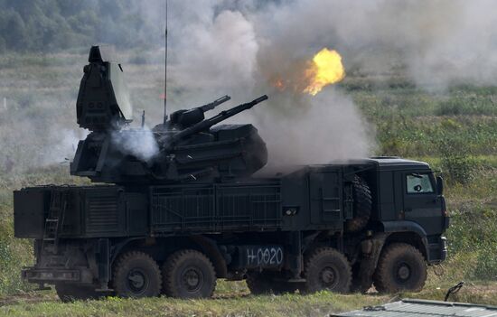 Генеральная репетиция динамического показа военной техники на полигоне "Алабино"