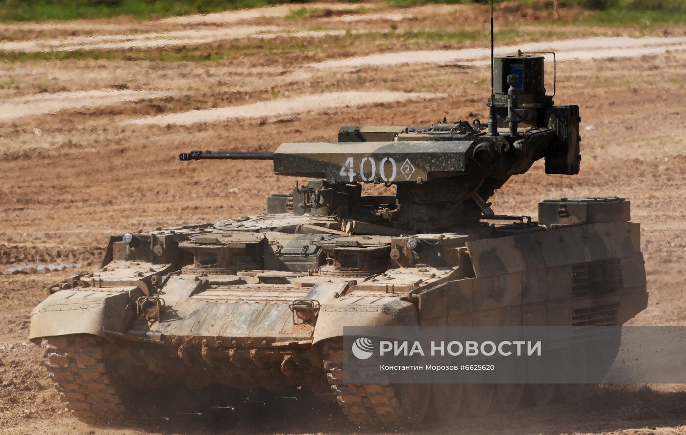 Генеральная репетиция динамического показа военной техники на полигоне "Алабино"