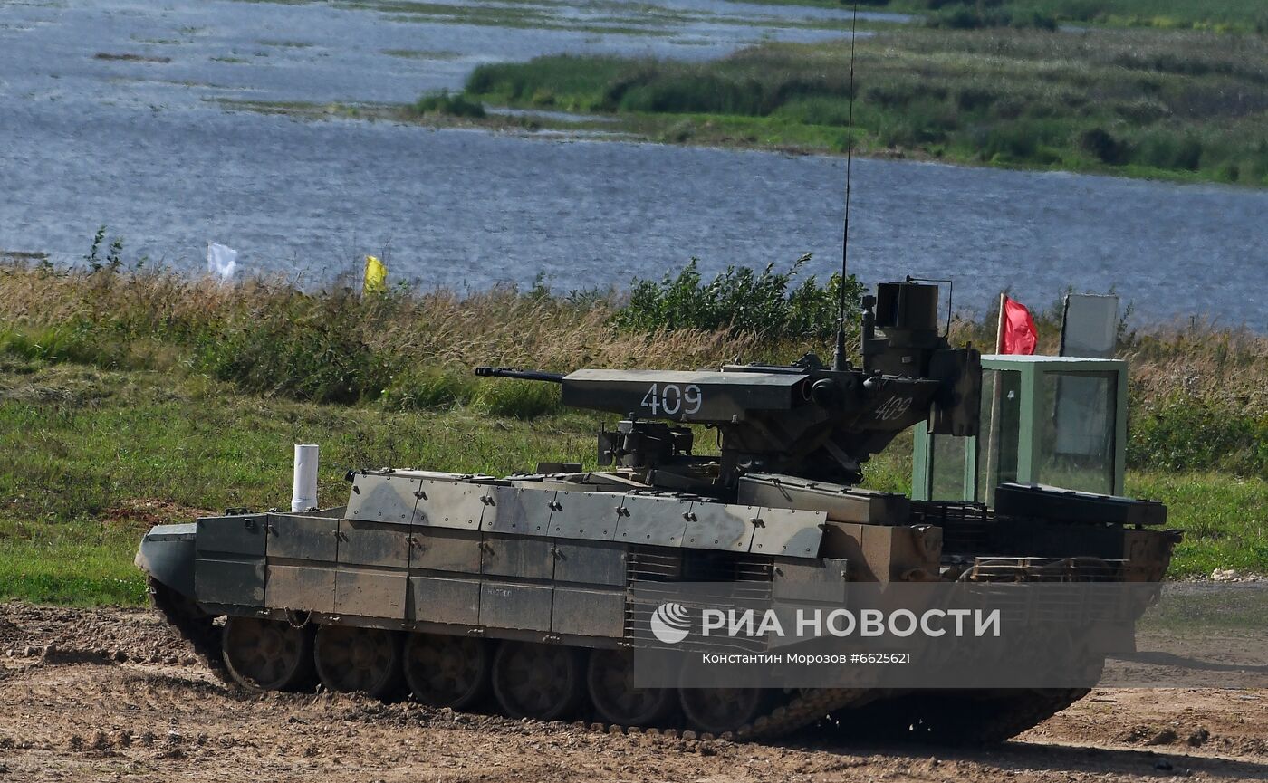 Генеральная репетиция динамического показа военной техники на полигоне "Алабино"