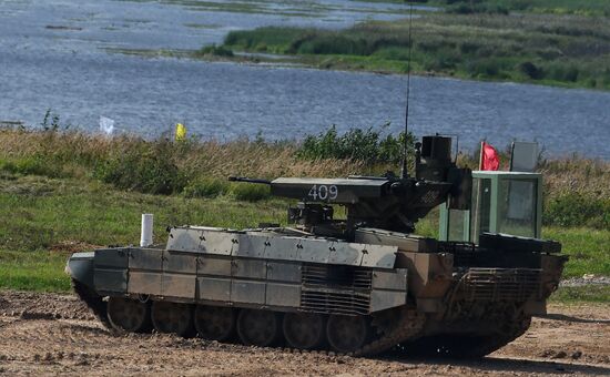Генеральная репетиция динамического показа военной техники на полигоне "Алабино"