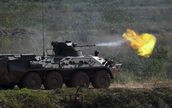 Генеральная репетиция динамического показа военной техники на полигоне "Алабино"