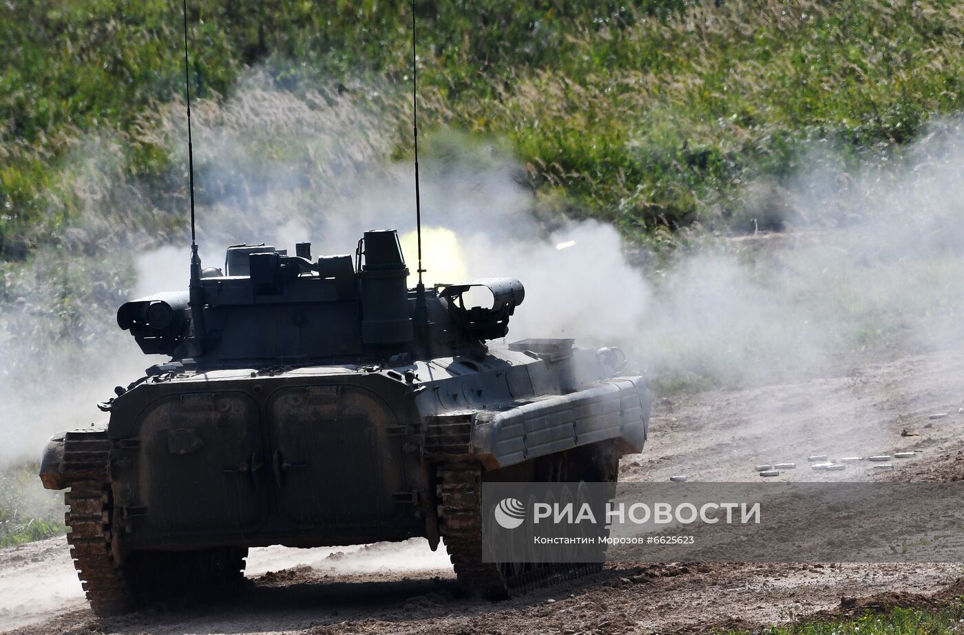 Генеральная репетиция динамического показа военной техники на полигоне "Алабино"