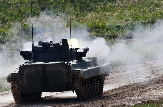 Генеральная репетиция динамического показа военной техники на полигоне "Алабино"